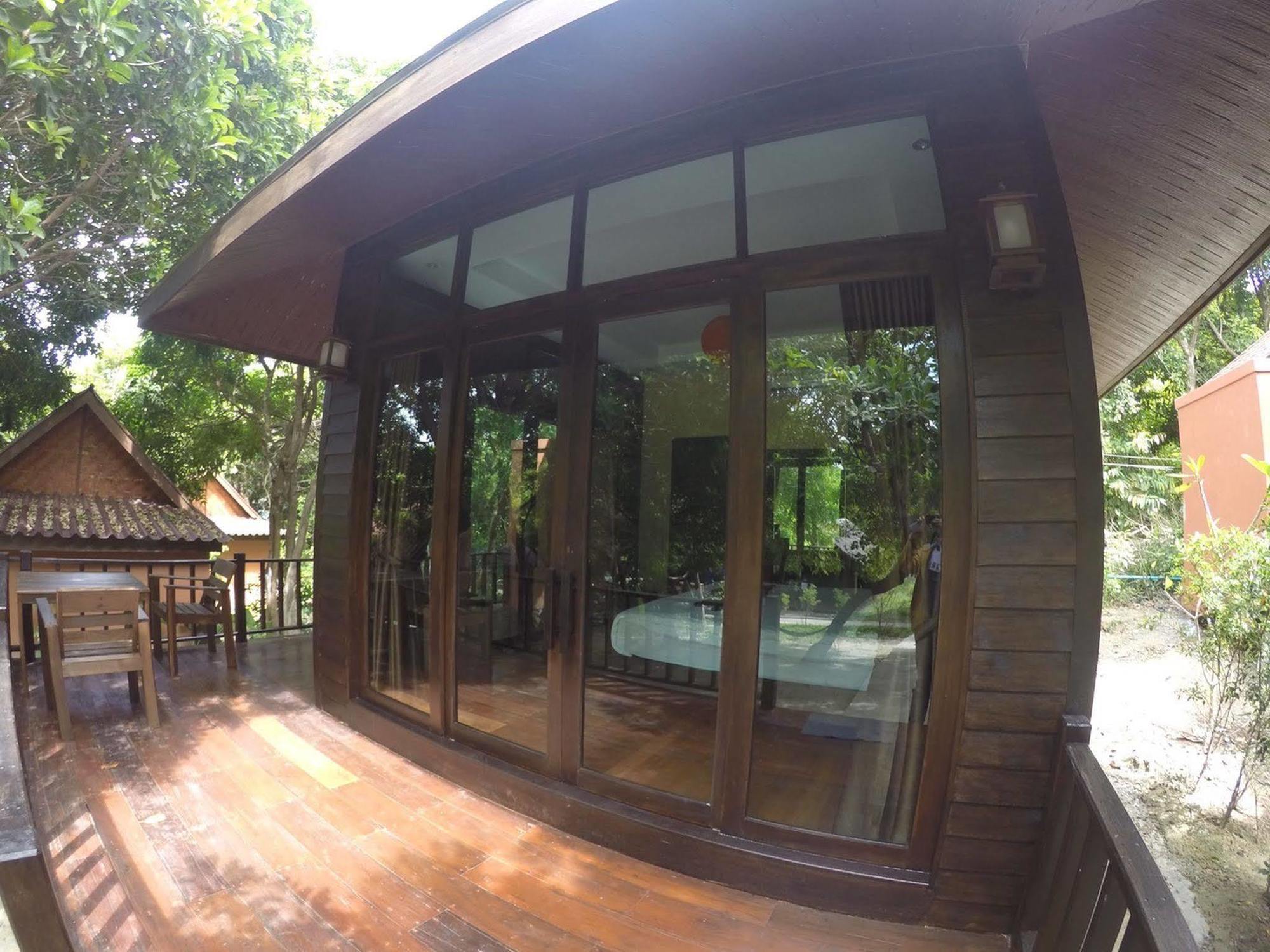 Lipe Sunset Beach Resort Exterior photo