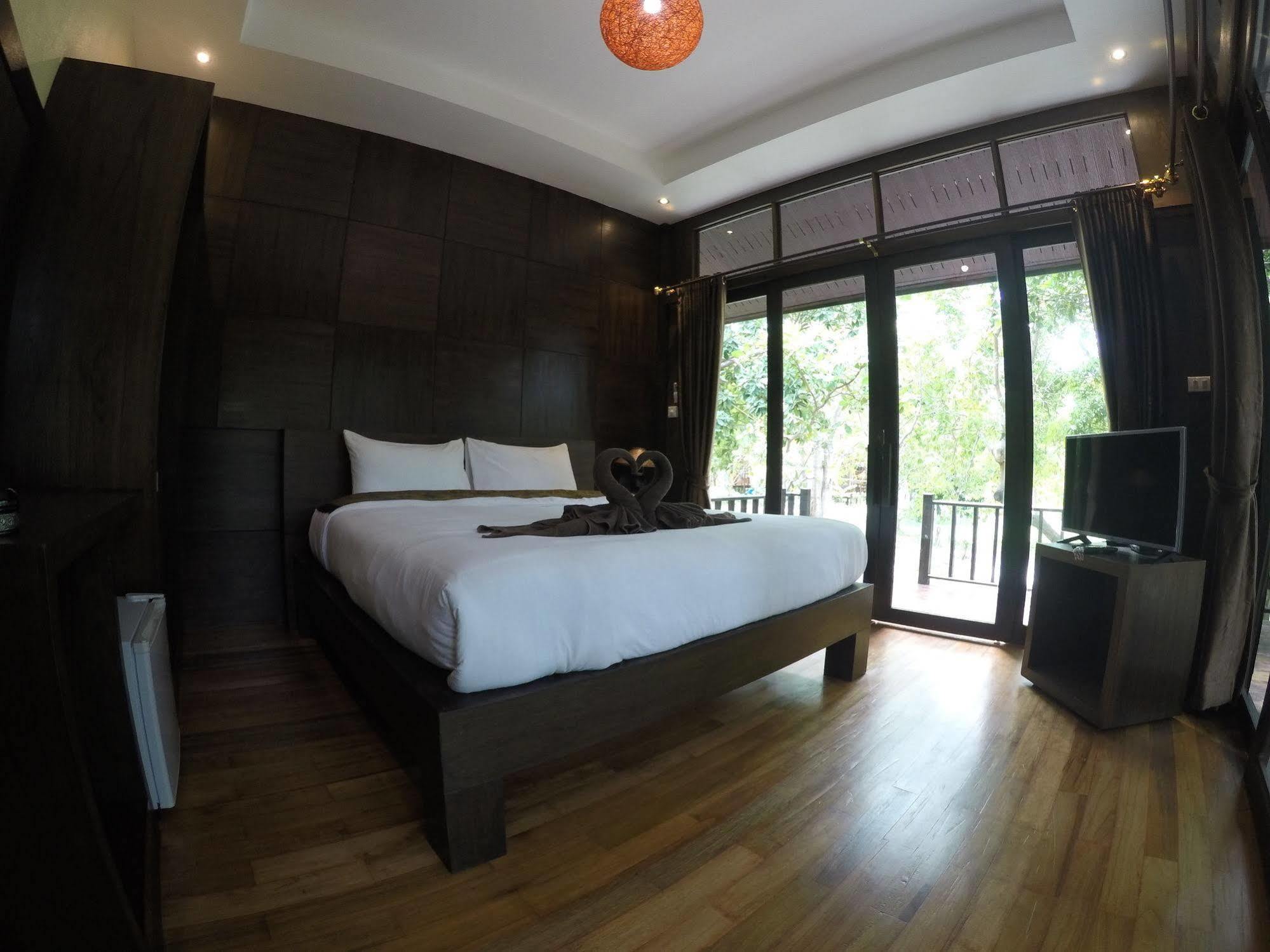 Lipe Sunset Beach Resort Exterior photo