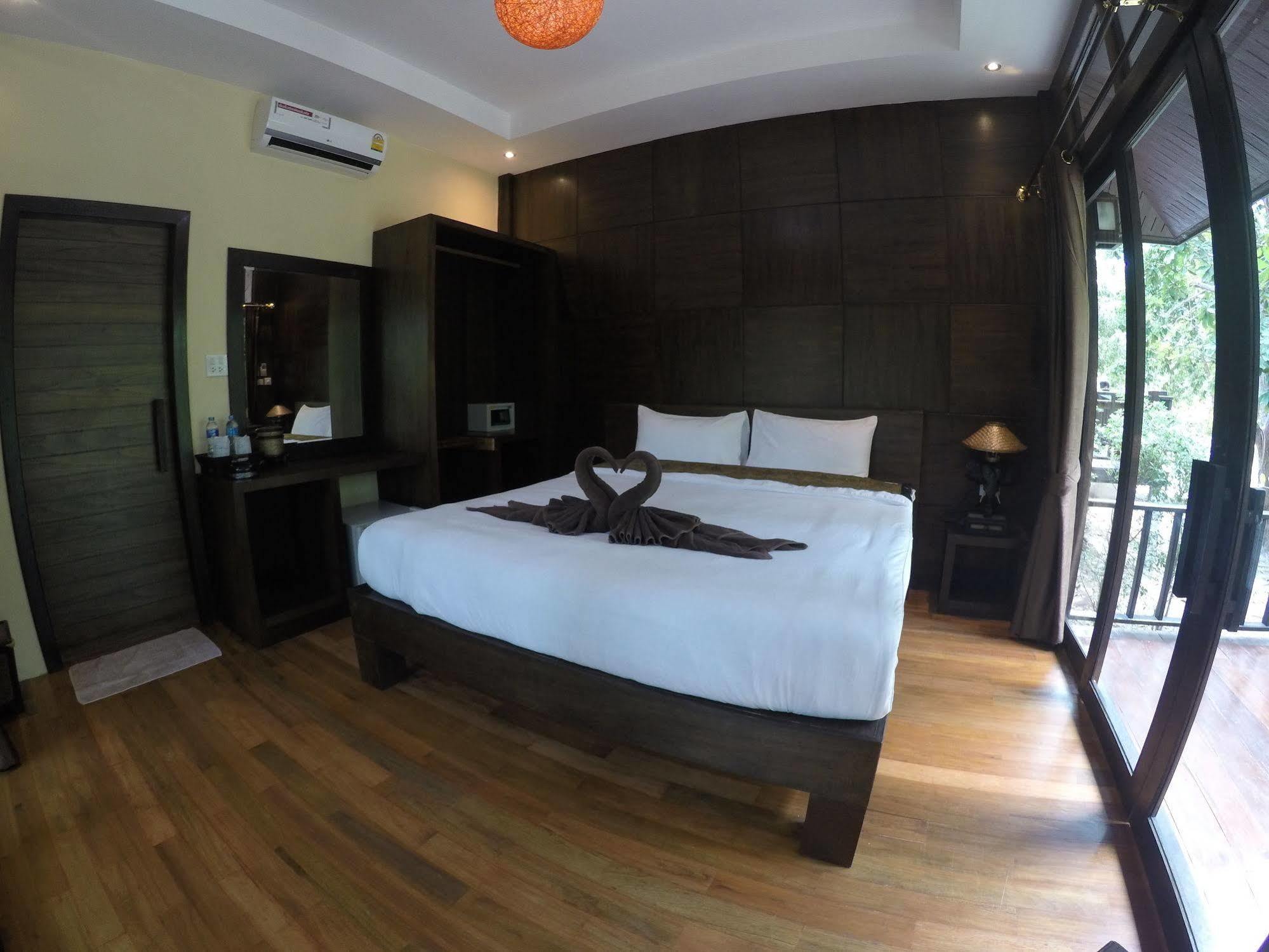 Lipe Sunset Beach Resort Exterior photo